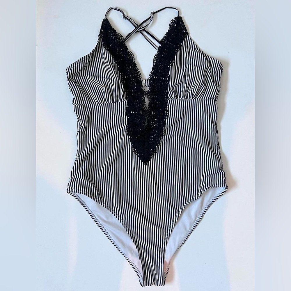 Cupshe Black and White Striped One Piece Swimsuit